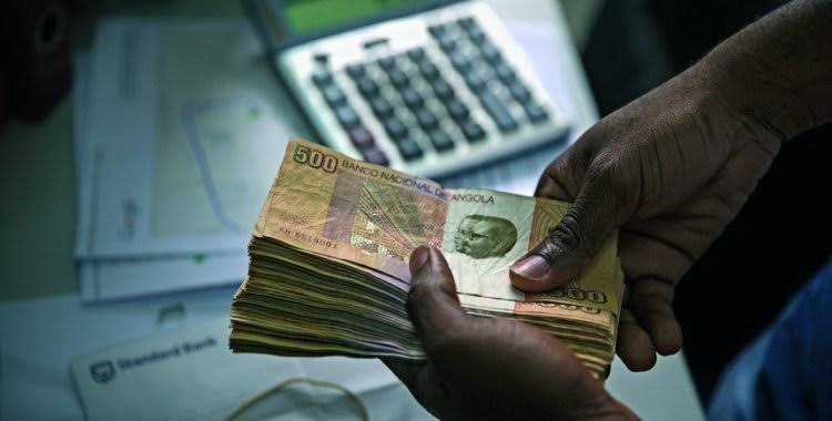 Notas de Kwanza entregues num atendimento de crédito