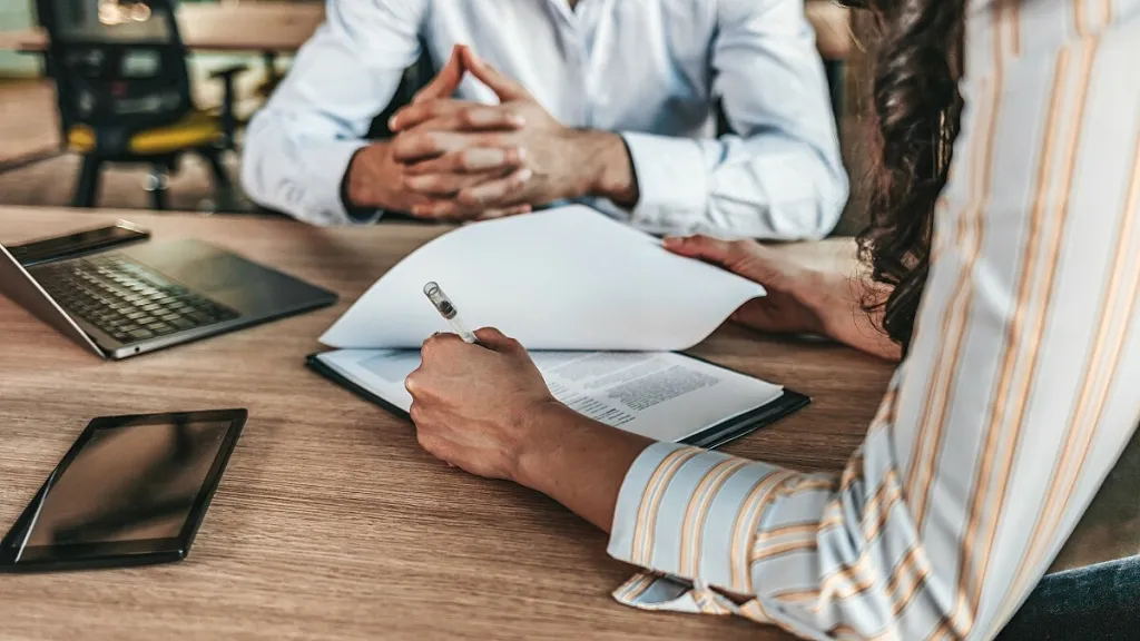 Cliente a assinar contrato de crédito com consultor da Microcapital